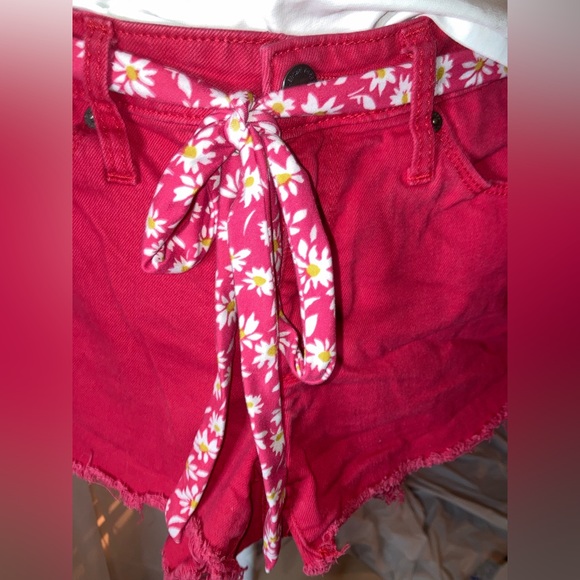 Universal Thread RED Shorty Shorts distressed DENIM  Cotton Daisies belt  Sz 4 - Picture 1 of 7
